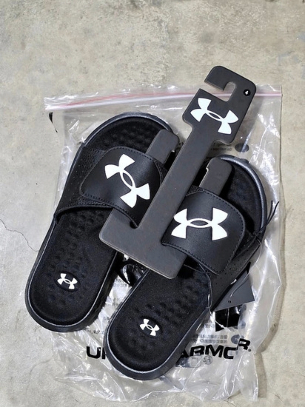 Under Armour UA Ignite Pro SL Boys Size 4Y Black NWT